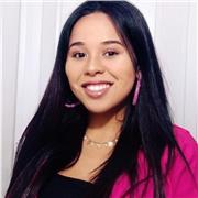 Professora de Português que ajuda crianças